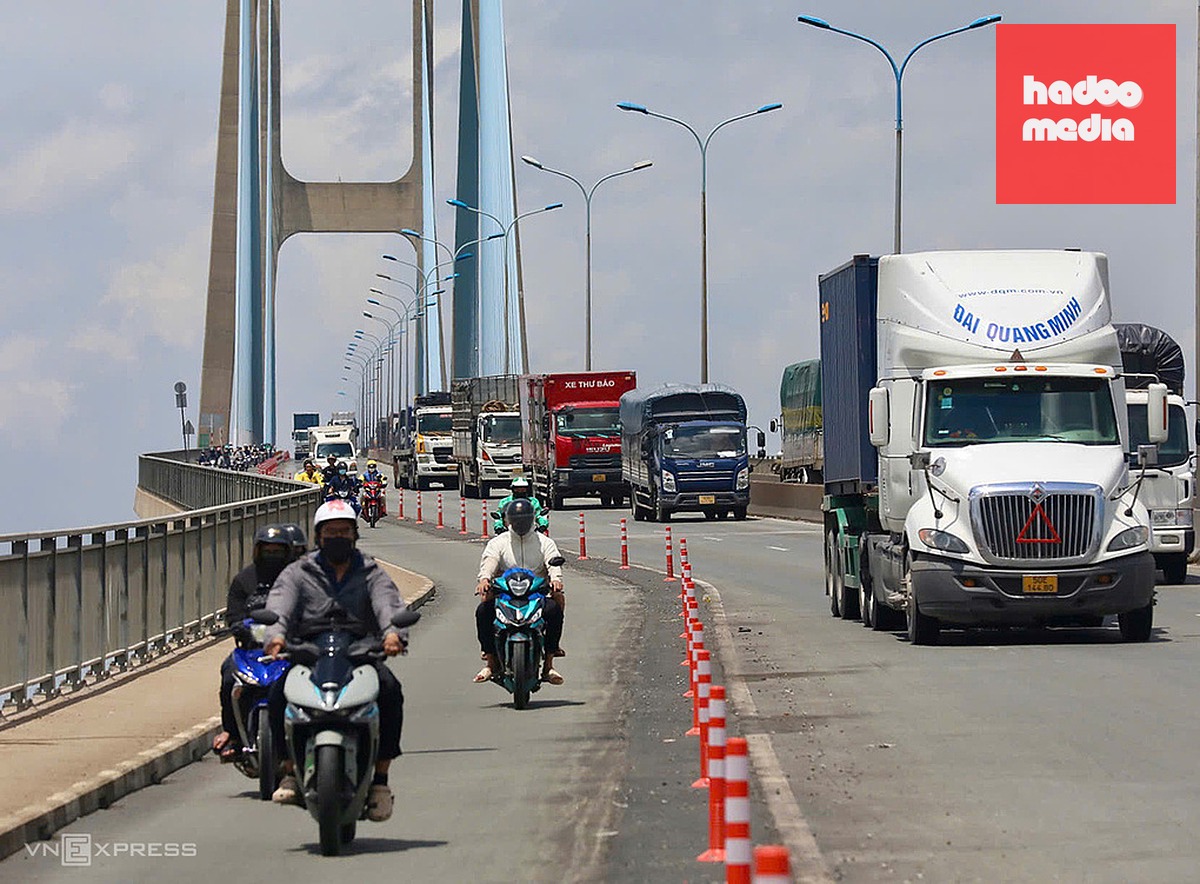 Dải phân cách bằng bêtông được thay bằng cọc tiêu trên cầu Phú Mỹ, hướng từ phường Cát Lái sang Phú Thuận, tháng 8/2026. Ảnh: Giang Anh