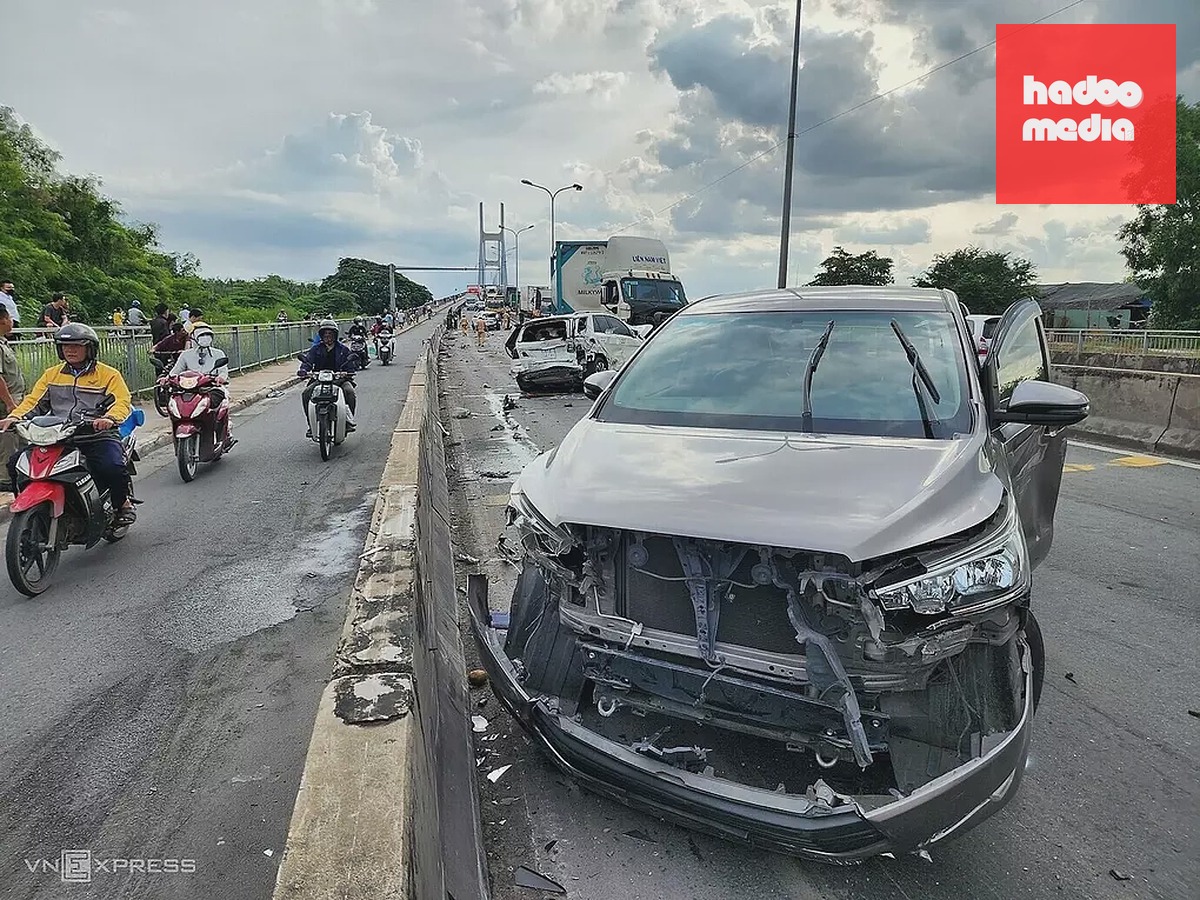 Vụ tai nạn liên hoàn xảy ra ở đoạn đổ dốc cầu Phú Mỹ, hướng từ phường Phú Thuận sang Cát Lái, tháng 8/2024. Ảnh: Đình Văn