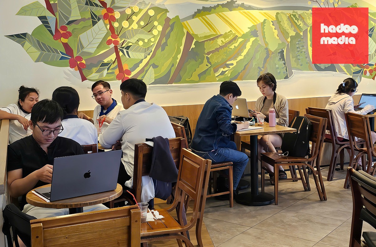Đông bạn trẻ tới quán cà phê để tìm không gian làm việc cá nhân - Ảnh: TRƯƠNG LINH