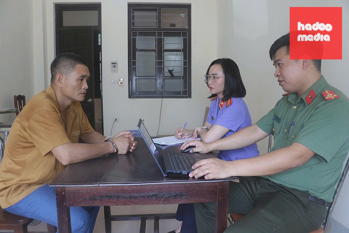 Bị can Kiên (trái) làm việc với cơ quan điều tra. Ảnh: Hòa Vang