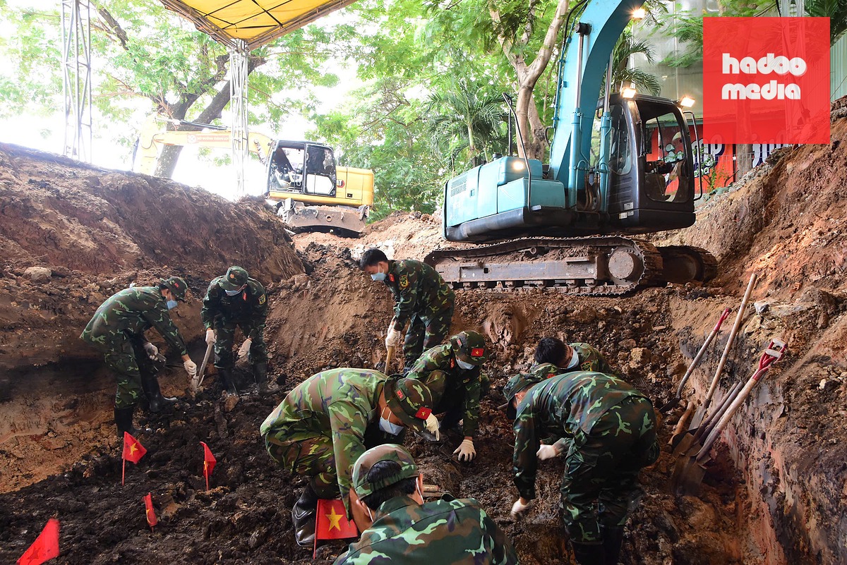 Đội K74 thực hiện nhiệm vụ tại vị trí vừa di dời bia tưởng niệm liệt sĩ Lê Thị Riêng, liệt sĩ Trần Văn Kiểu và các anh hùng liệt sĩ thuộc khu vực tìm kiếm thứ nhất bên trong công viên Lê Thị Riêng và tìm thấy 24 bộ hài cốt liệt sĩ trong ngày 16-8 - Ảnh: Bộ Tư lệnh TP.HCM