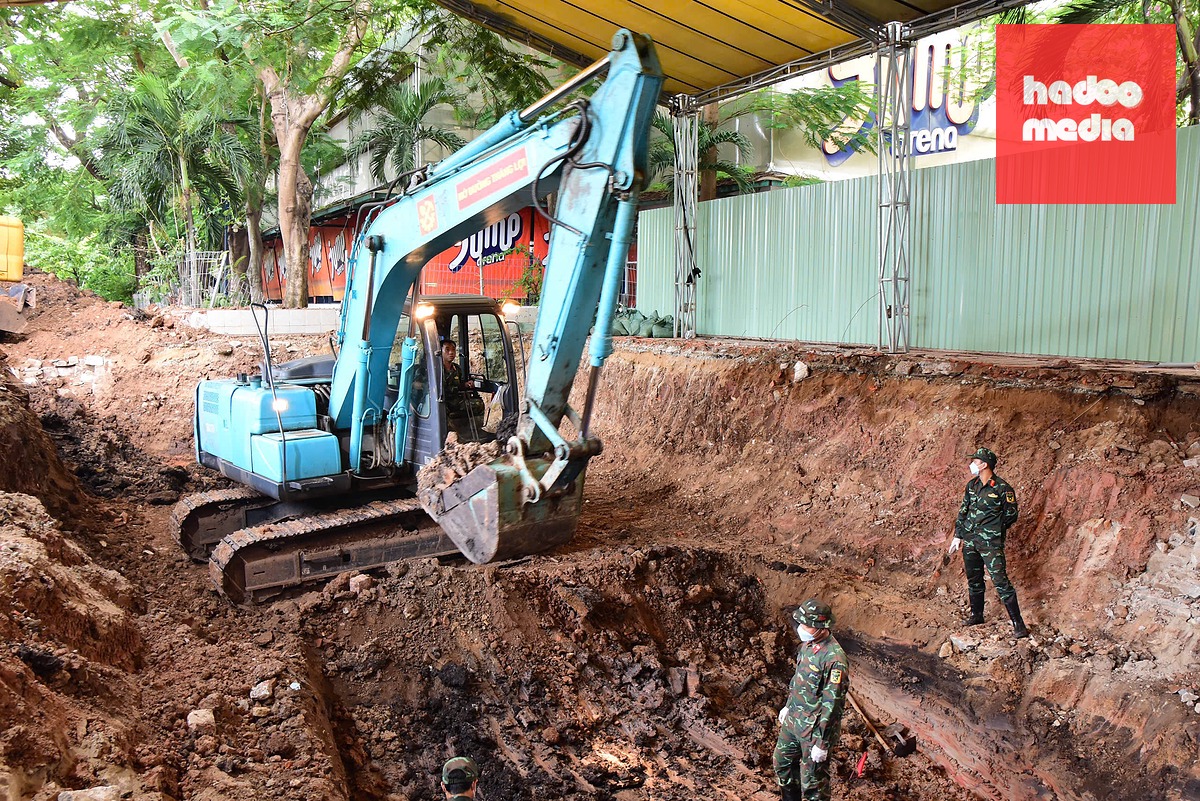Cơ quan chức năng sử dụng máy xúc mở rộng phạm vi tìm kiếm tại khu vực vừa di dời bia tưởng niệm - Ảnh: Bộ Tư lệnh TP.HCM