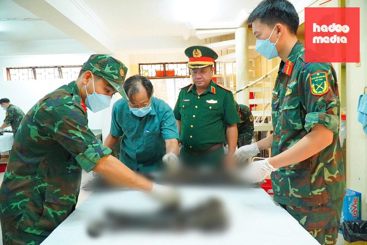 Thiếu tướng Nguyễn Thành Trung, Chính ủy Bộ Tư lệnh TP.HCM, kiểm tra công tác xử lý phần hài cốt các anh hùng liệt sĩ vừa tìm thấy ở công viên Lê Thị Riêng - Ảnh: Bộ Tư lệnh TP.HCM