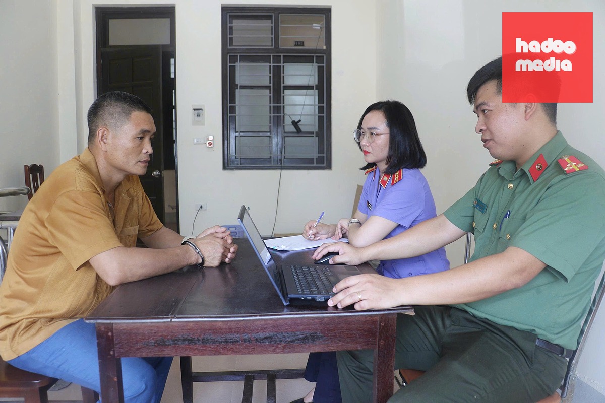 Cơ quan công an lấy lời khai Nguyễn Đình Kiên - Ảnh: Công an Nghệ An
