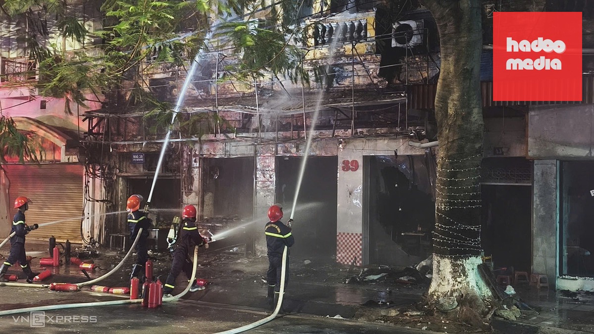 Công an TP Hải Phòng nhanh chóng dập tắt đám cháy. Ảnh: Lê Tân