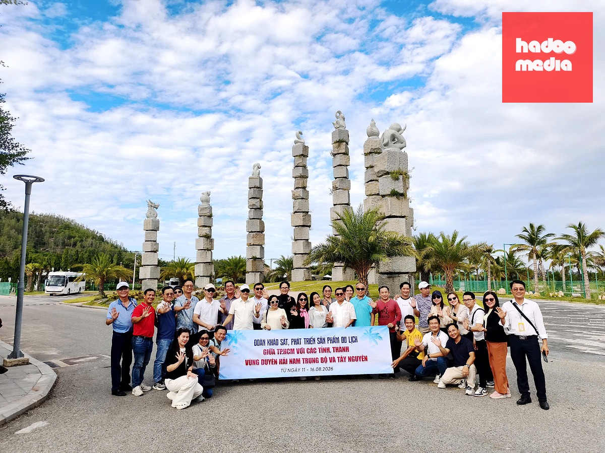 Lãnh đạo Sở Du lịch TP.HCM cùng chuyên gia, viện, trường và các doanh nghiệp lữ hành TP.HCM tham gia chương trình khảo sát các điểm đến liên vùng - Ảnh: NHẬT XUÂN