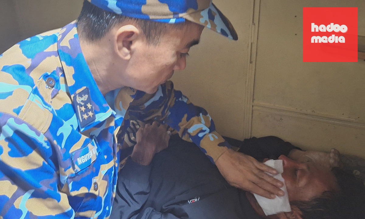 Ông Trung đang được quân y chăm sóc, nghỉ ngơi trên tàu 743. Ảnh: Hải đoàn 129 Hải quân cung cấp