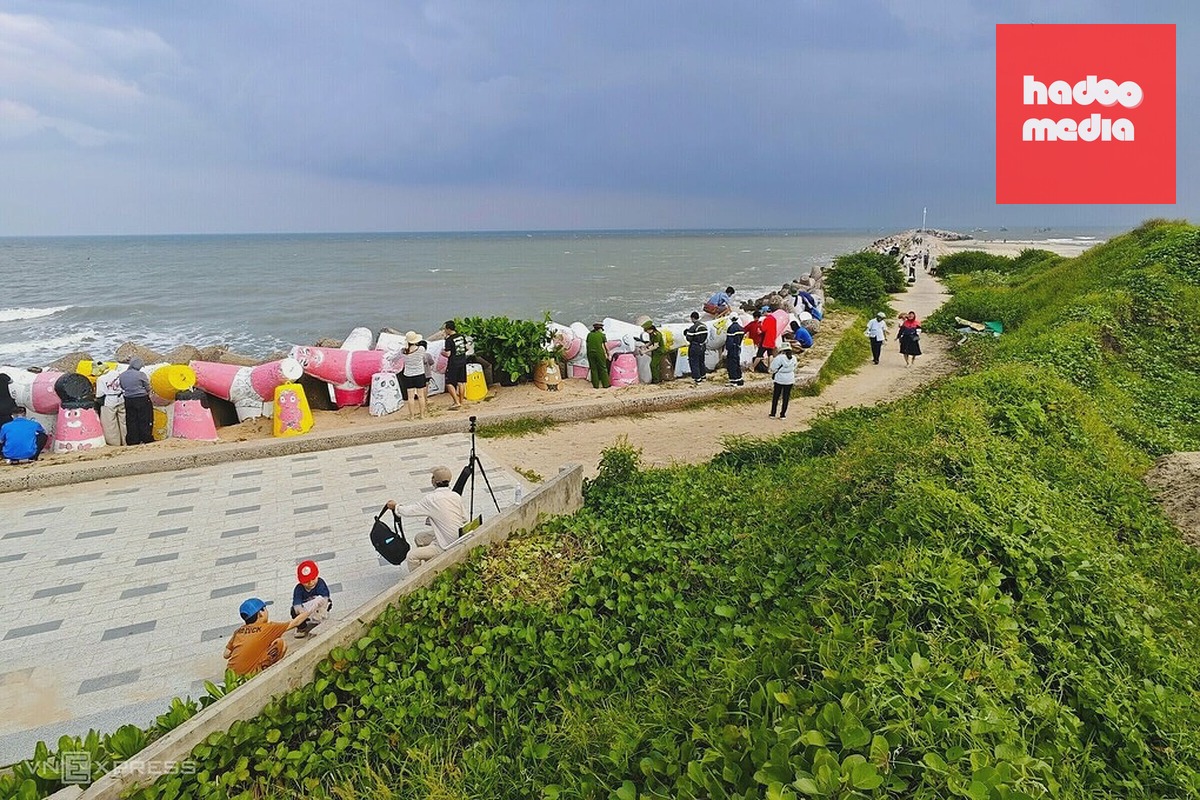 Kè chắn sóng biển Thương Chánh bắt đầu được tô màu, chiều 16/8. Ảnh: Việt Quốc