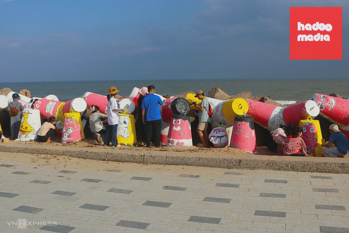 Đoạn kè đầu tiên tại biển Thương Chánh đã được làm màu và vẽ hình trang trí. Ảnh: Việt Quốc