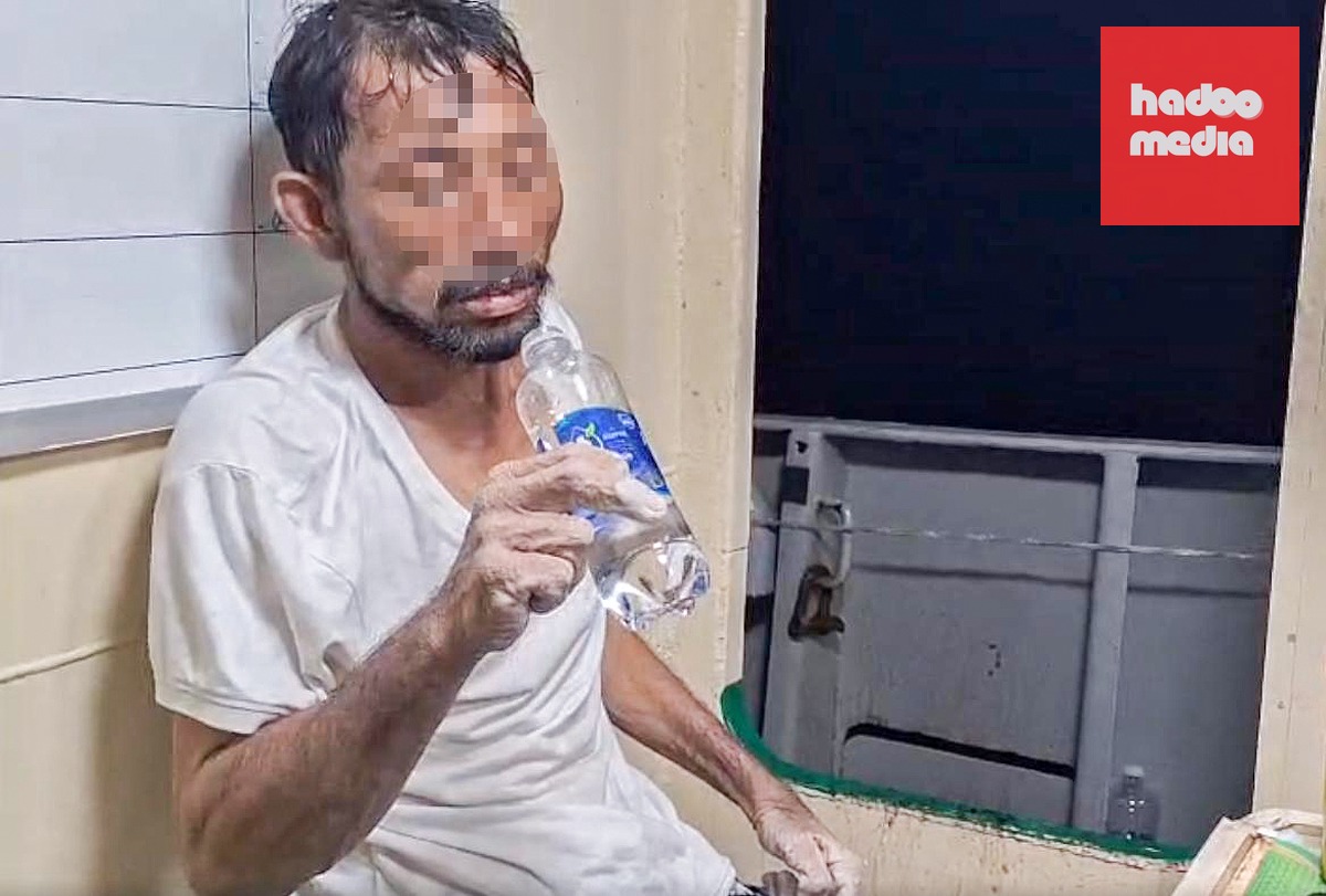 Ngư dân quê tỉnh An Giang vừa được tàu hải quân cứu sống sau 4 ngày trôi dạt trên biển - Ảnh: HUY LUYỆN