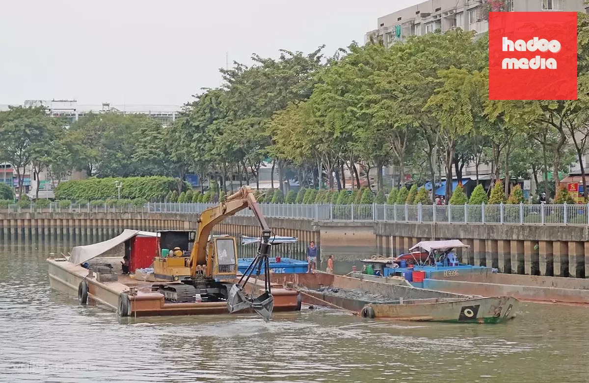 Sà lan nạo vét bùn trên kênh Nhiêu Lộc - Thị Nghè, năm 2020, toàn bộ lượng bùn được đưa về Đa Phước. Ảnh: Giang Anh