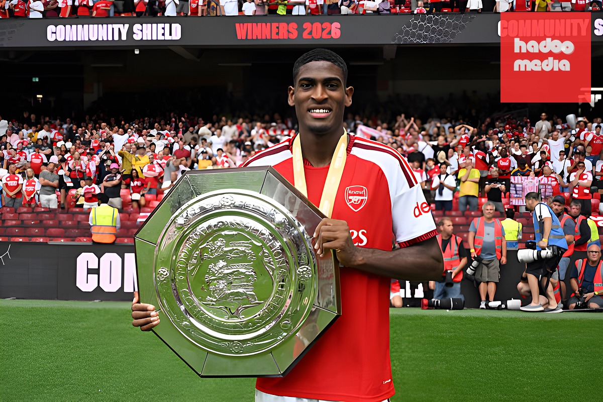 Cristhian Mosquera – 7 điểm: Từng chịu nhiều hoài nghi sau sai sót ở trận chung kết Champions League, nhưng Mosquera đã chơi rất vững vàng trong các pha không chiến lẫn tắc bóng; chỉ có một vài tình huống hơi lưỡng lự khi xử lý bóng ở hiệp hai.

Gabriel Magalhaes – 7 điểm: Thi đấu điềm tĩnh, mạnh mẽ và thể hiện rõ tố chất thủ lĩnh ở hàng phòng ngự. Anh phong tỏa hoàn toàn Haaland (chỉ để đối thủ có duy nhất một cú sút bị Raya cản phá) và làm chủ vòng cấm đầy tự tin.

Riccardo Calafiori – 7 điểm: Mở tỷ số chỉ sau 25 giây thi đấu bằng pha băng xuống thông minh và dứt điểm gọn gàng. Anh hoàn toàn làm chủ cánh trái trước Semenyo trước khi được rút ra nghỉ ở phút 60.

Bruno Guimaraes – 6 điểm: 45 phút thi đấu có phần nặng nề nhưng chưa phải điều đáng lo. Tiền vệ người Brazil có vài đường chuyền hướng lên khá tốt nhưng cũng để mất bóng một vài lần trong hiệp một; anh vẫn đang trong quá trình thích nghi với đội bóng mới.

Myles Lewis-Skelly – 8 điểm: Một trong những màn trình diễn xuất sắc nhất của tài năng trẻ này trong màu áo Arsenal. Thi đấu tự tin cả khi có bóng lẫn không bóng; pha xoay người đẳng cấp loại bỏ cả Elliot Anderson lẫn Ruben Dias trước khi kiến tạo bàn mở tỷ số ở phút đầu tiên thực sự mãn nhãn.

Martin Odegaard – 9 điểm: Nhạc trưởng người Na Uy có một ngày thi đấu hoàn hảo khi mọi pha xử lý đều mang lại hiệu quả cao. Anh châm ngòi cho bàn thắng thứ hai bằng đường chuyền mở bóng thuận lợi cho Tzolis, trước khi tự mình ghi tên lên bảng tỷ số bằng pha chạm bóng tinh tế và cú sút chìm hiểm hóc.

Noni Madueke – 6 điểm: Sẽ khá thất vọng khi không tạo được nhiều dấu ấn trong hiệp một tưng bừng của Arsenal. Cảm giác bóng bước một ở 1/3 sân đối phương chưa tốt và thường xử lý hơi chậm trong vòng cấm.

Kai Havertz – 7 điểm: Khả năng di chuyển không bóng tuyệt vời giúp anh nhân đôi cách biệt cho Arsenal. Tiền đạo người Đức chọn vị trí chuẩn xác trong vòng cấm loại bỏ Dias và đánh đầu cận thành mà gần như không cần phải bật nhảy.

Christos Tzolis – 8 điểm: Màn trình diễn ấn tượng nối tiếp phong độ thăng hoa từ giai đoạn tiền mùa giải. Anh đánh đầu chiến thuật thông minh để kiến tạo cho Havertz nâng tỷ số lên 2-0, trước khi tiếp tục dọn cỗ cho Odegaard ghi bàn ấn định thắng lợi 3-0.