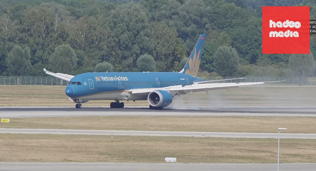 Máy bay Boeing 787-9 quay đầu hạ cánh khẩn cấp, có khói phía sau khi tiếp xúc với đường băng ngày 15/8. Ảnh cắt tử clip