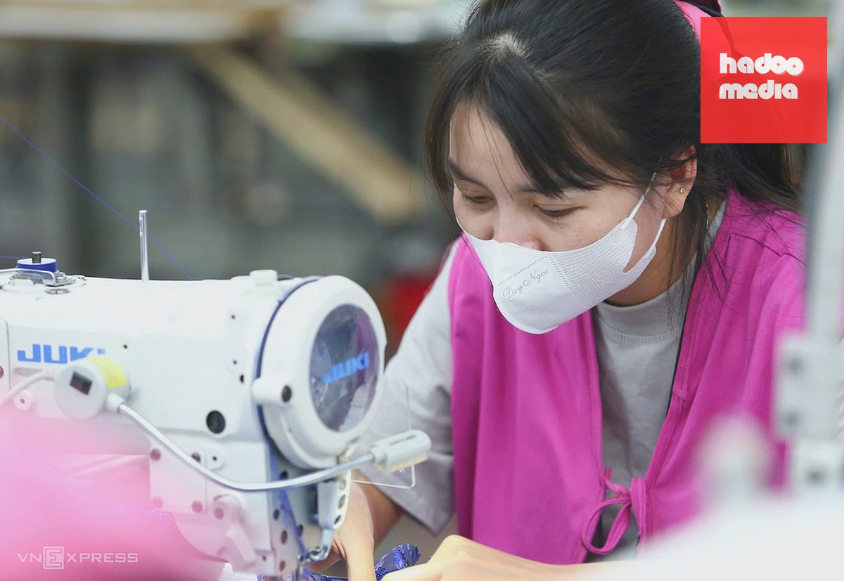 Nữ công nhân trong chuyền may ở doanh nghiệp KCN Quang Châu, Bắc Ninh. Ảnh: Việt An