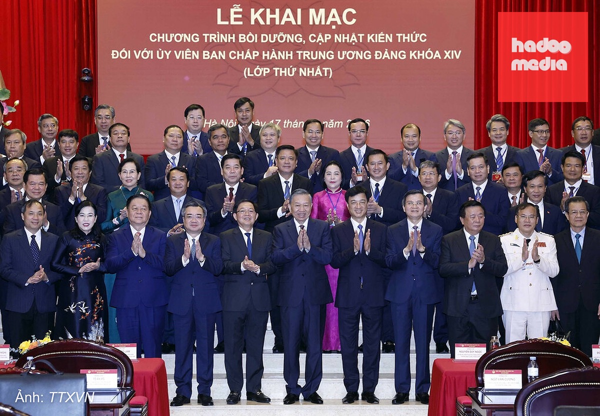 Tổng Bí thư, Chủ tịch nước Tô Lâm cùng các học viên tại lễ khai mạc chương trình bồi dưỡng, cập nhật kiến thức với Ủy viên Ban Chấp hành Trung ương Đảng khóa 14, sáng 17/8. Ảnh: TTXVN