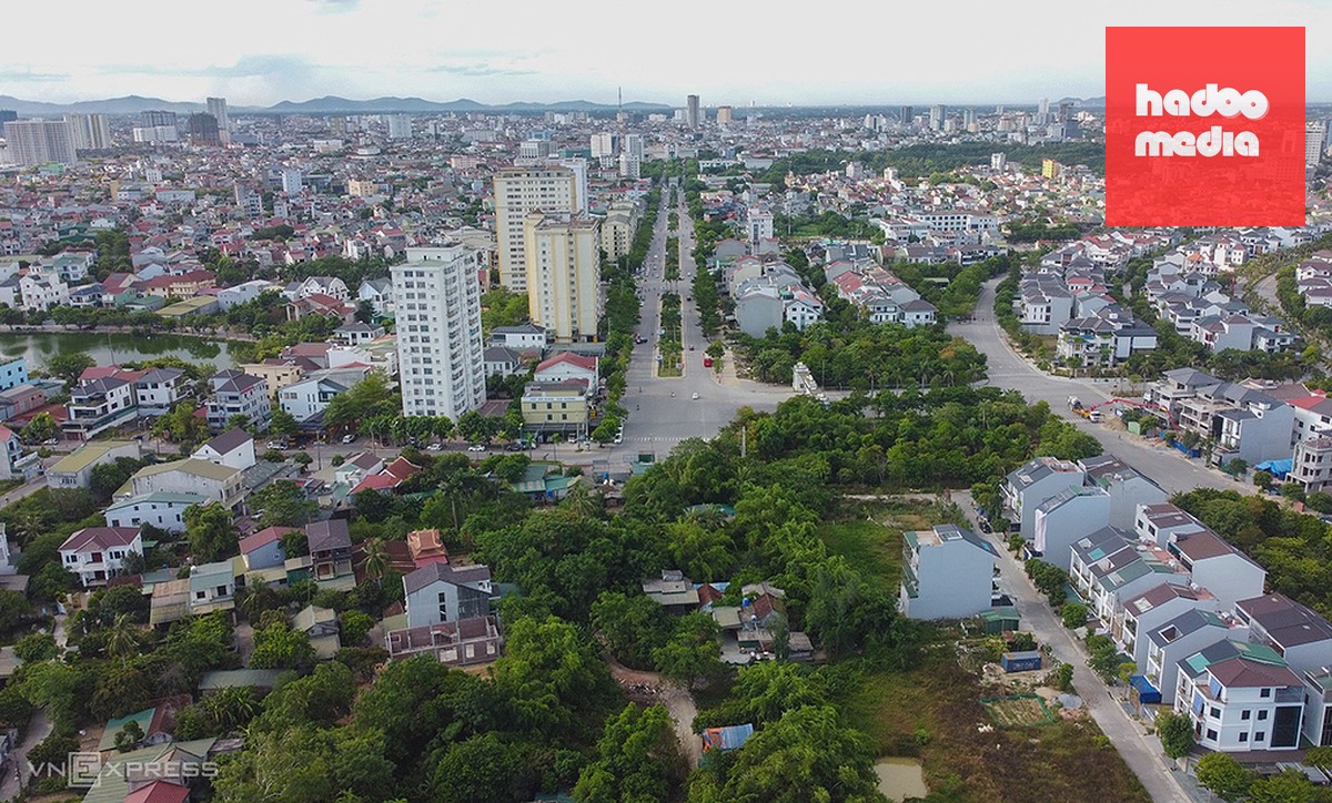 Dự án đường Lê Mao kéo dài. Phần nhà cửa, cây cối rậm rạp là điểm sẽ giải tỏa trong tháng 9 để thực hiện giai đoạn hai. Ảnh: Đức Hùng