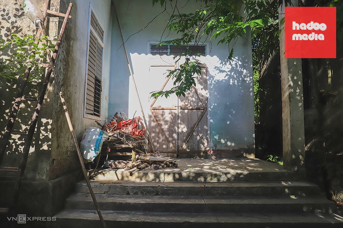 Nhà cửa xuống cấp không được sửa chữa, một số hộ đã bỏ hoang, chuyển đi nơi khác sống. Ảnh: Đức Hùng