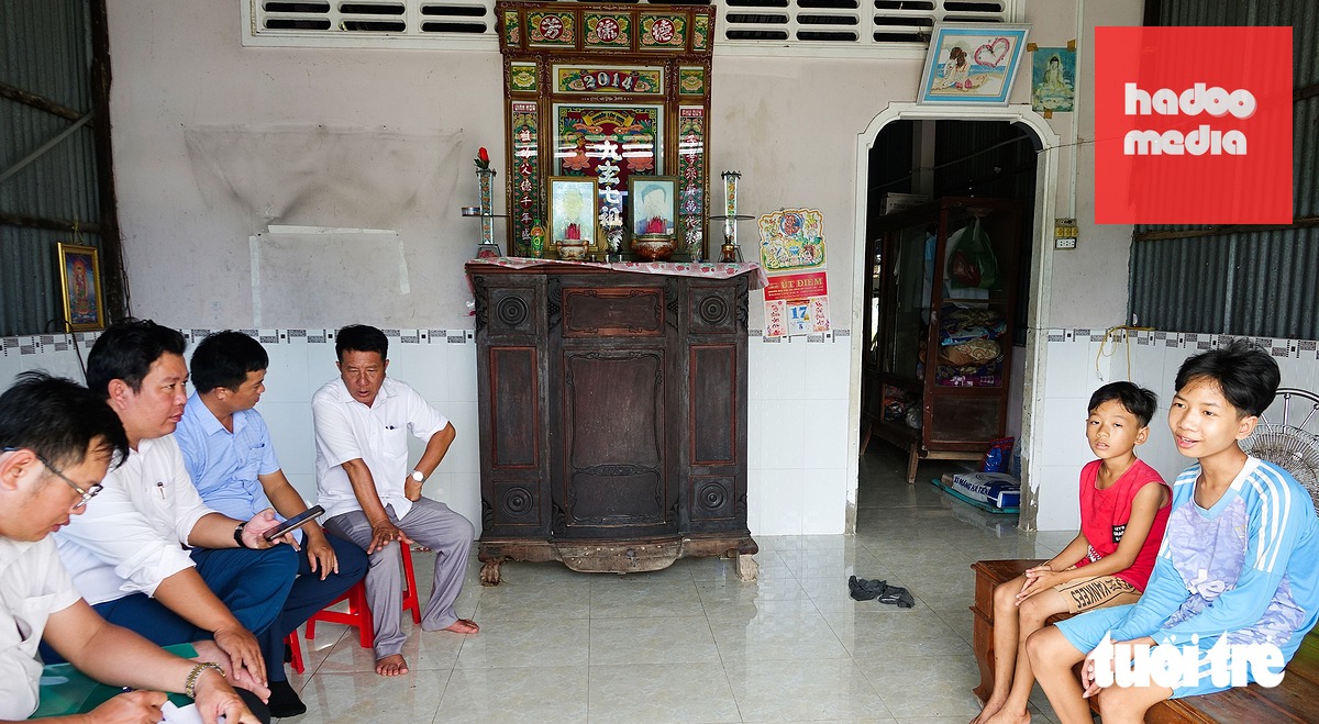 Chính quyền xã Tây Yên (tỉnh An Giang) đến thăm hỏi, động viên gia đình ông Trương Văn Trung - ngư dân bị rớt khỏi tàu cá, lênh đênh trên biển nhiều giờ và được cứu sống - Ảnh: CHÍ CÔNG