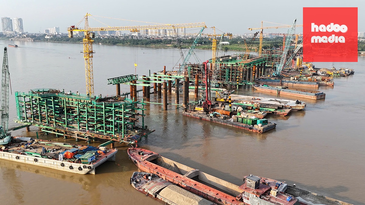Công trường thi công các trụ cầu Trần Hưng Đạo. Ảnh: Phương Linh