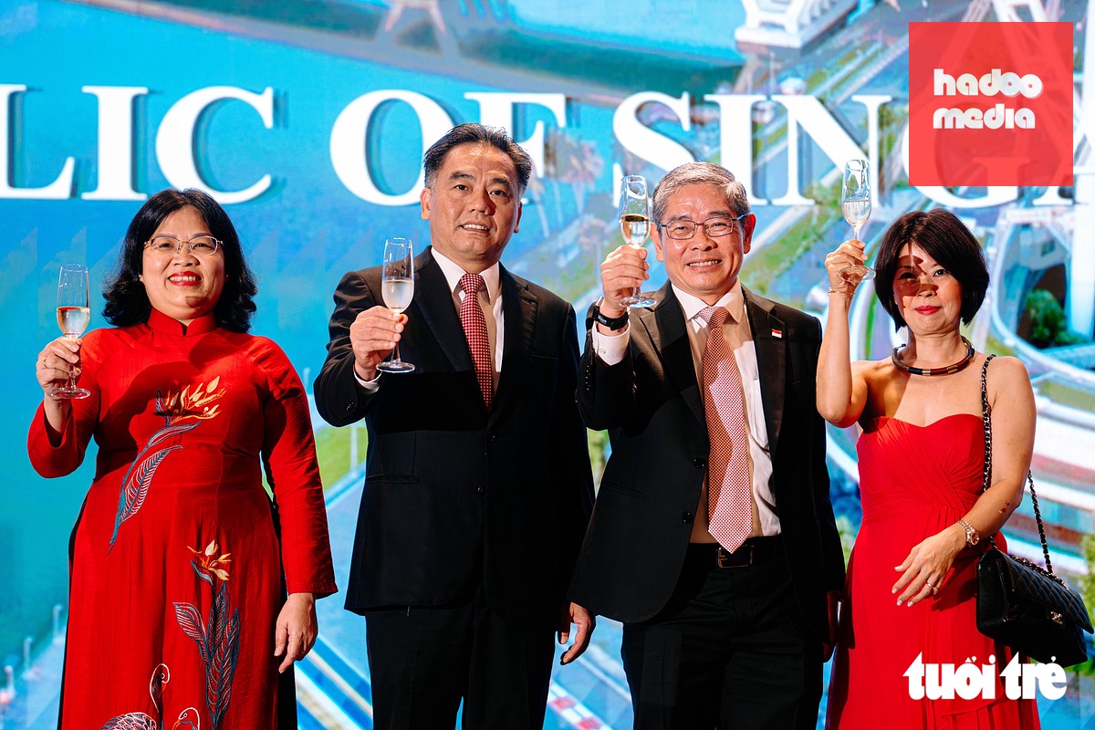 Phó chủ tịch thường trực UBND TP.HCM Nguyễn Lộc Hà và Tổng lãnh sự Pang Te Cheng cùng chúc mừng kỷ niệm 61 năm Quốc khánh Singapore - Ảnh: THANH HIỆP