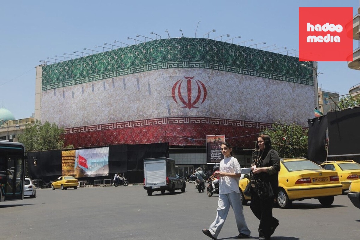 Màn hình hiển thị quốc kỳ Iran tại Quảng trường Enghelab ở Tehran, Iran ngày 15/6. Ảnh: AFP