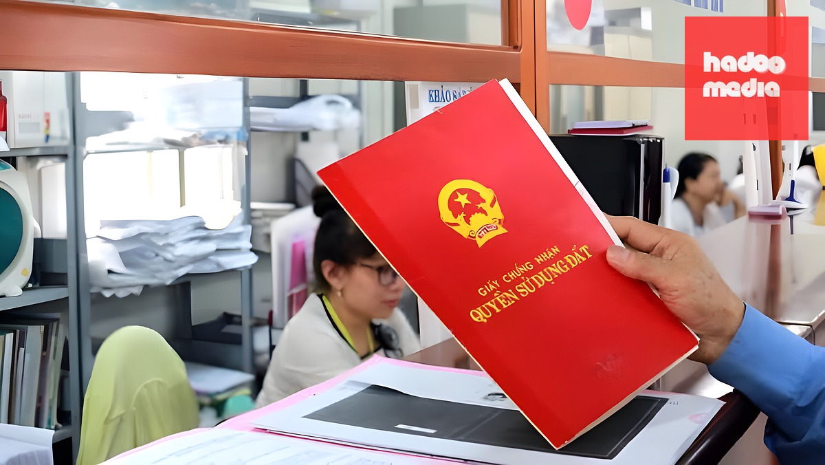 Người dân làm thủ tục liên quan đến đất đai - Ảnh: TT