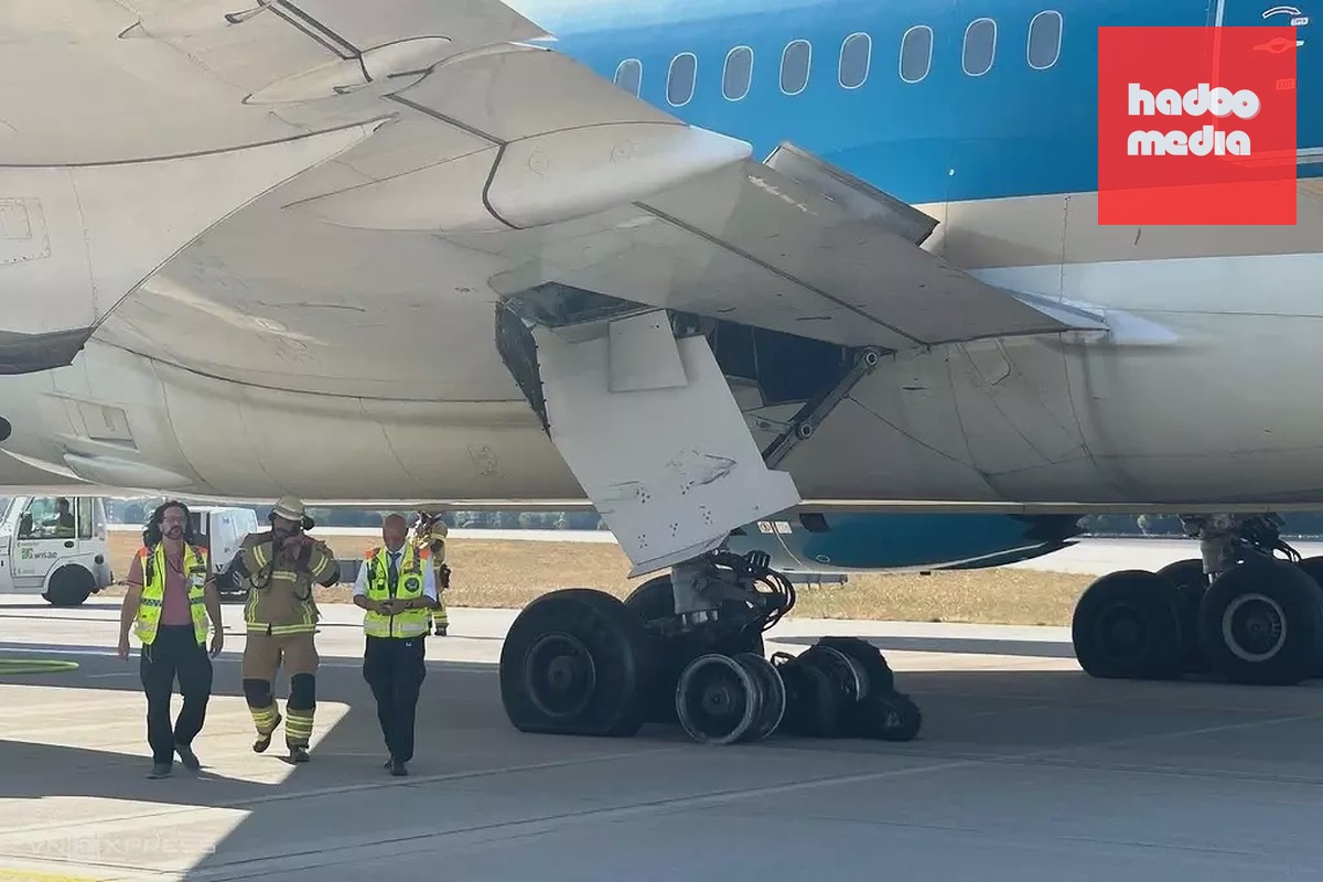 Phần lốp sau của máy bay Boeing 787-9 bị hư hỏng nặng sau khi tiếp đất. Ảnh: Nguyễn Ninh