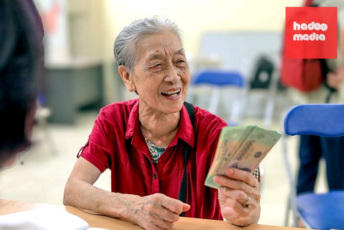Người cao tuổi nhận lương hưu ở Hà Nội - Ảnh: HÀ QUÂN