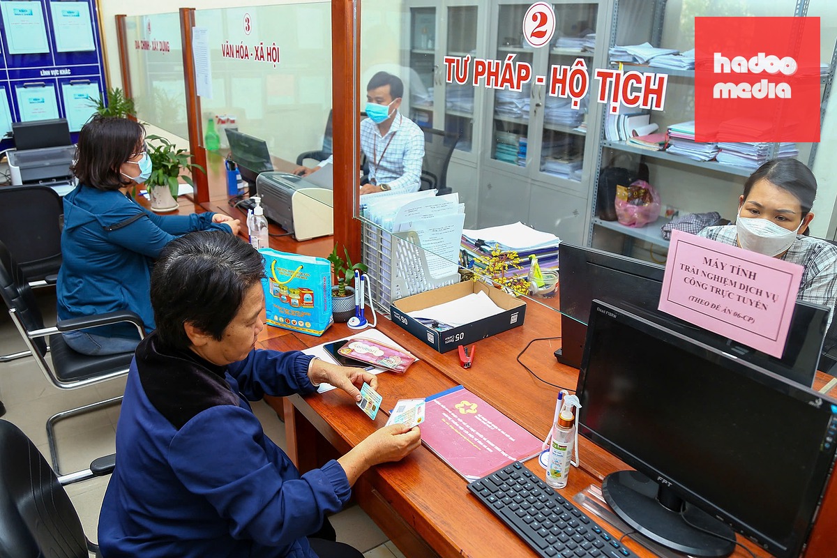 Người dân đang làm thủ tục tại cơ quan chức năng - Ảnh: HÀ QUÂN