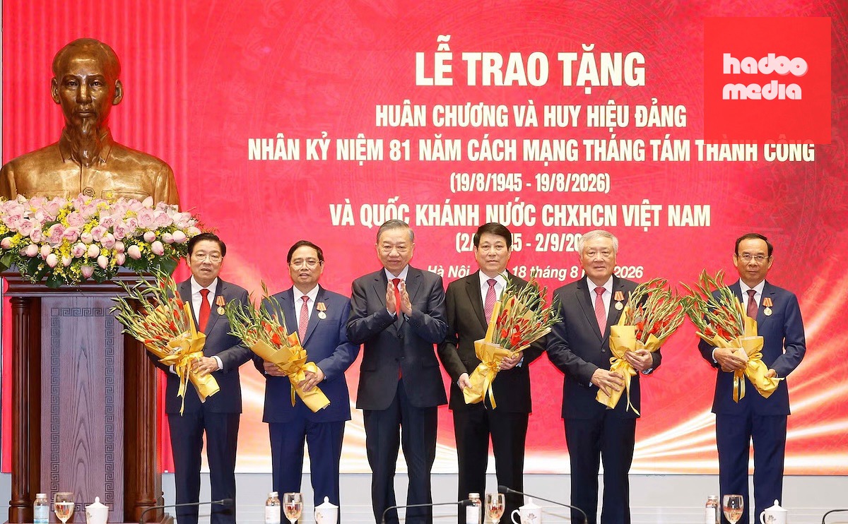 Tổng Bí thư, Chủ tịch nước Tô Lâm trao tặng Huân chương Hồ Chí Minh cho các nguyên lãnh đạo Đảng, Nhà nước - Ảnh: TTXVN