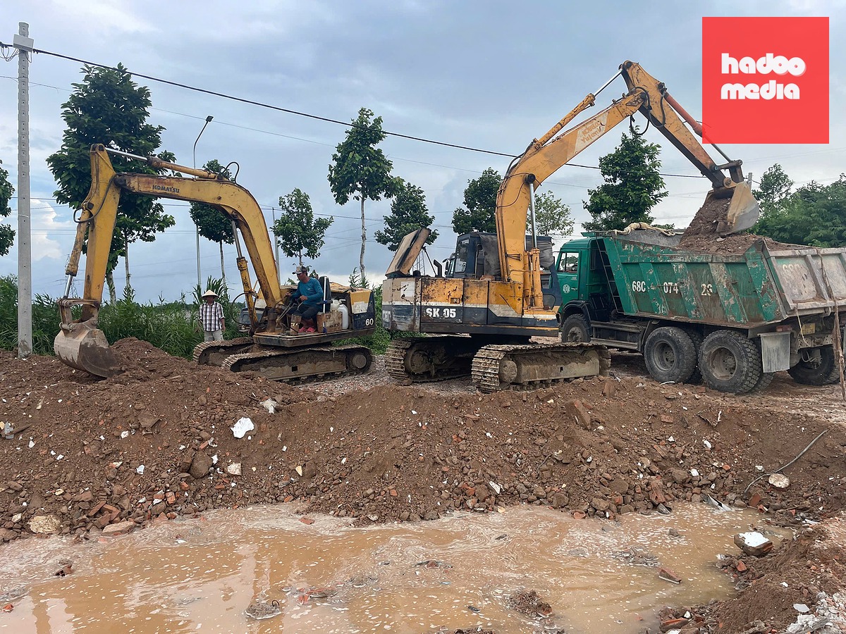 Hiện trường san lấp và đổ xà bần gây ô nhiễm môi trường ở xã Châu Thành (tỉnh An Giang) - Ảnh: CACC