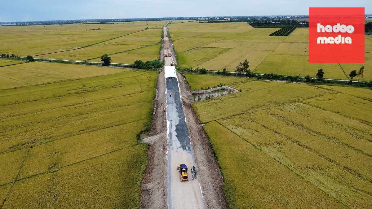 Tuyến đường tỉnh 857 dài gần 45km tạo thuận lợi lưu thông hàng hóa, thúc đẩy phát triển kinh tế, xã hội tỉnh Đồng Tháp và Tiểu vùng Đồng Tháp Mười đang dần thành hình - Ảnh: MẬU TRƯỜNG