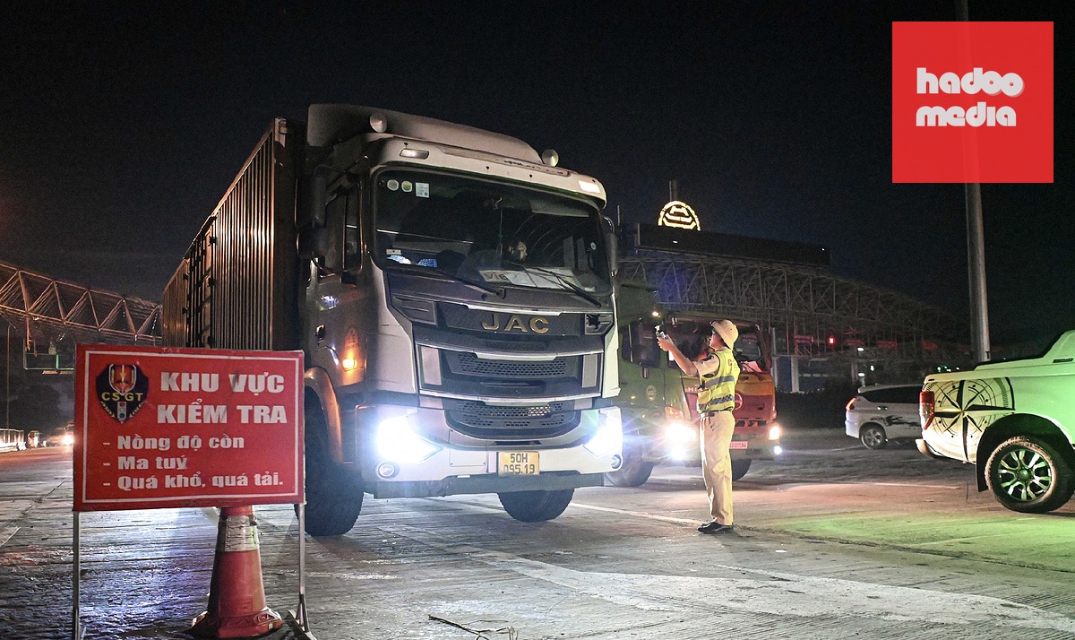 Cảnh sát kiểm tra một tài xế xe tải trên đường cao tốc - Ảnh: HỒNG QUANG
