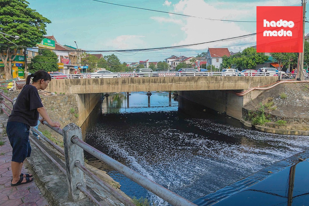 Dòng nước đen ngòm, nổi bọt tại kênh Bắc. Ảnh: Đức Hùng