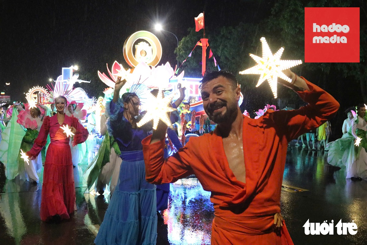 Các nghệ sĩ nước ngoài hào hứng hòa cùng dòng người trong lễ hội Carnival Nghệ An tối 18-8 - Ảnh: DOÃN HÒA