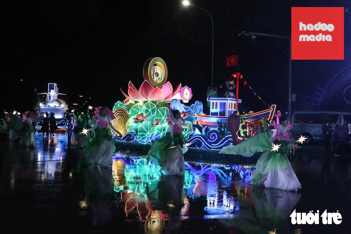 Carnival Nghệ An 2026 quy tụ 85 nghệ sĩ, diễn viên và nghệ sĩ xiếc, được tổ chức thành bốn tốp diễu hành cùng ba xe mô hình - Ảnh: DOÃN HÒA