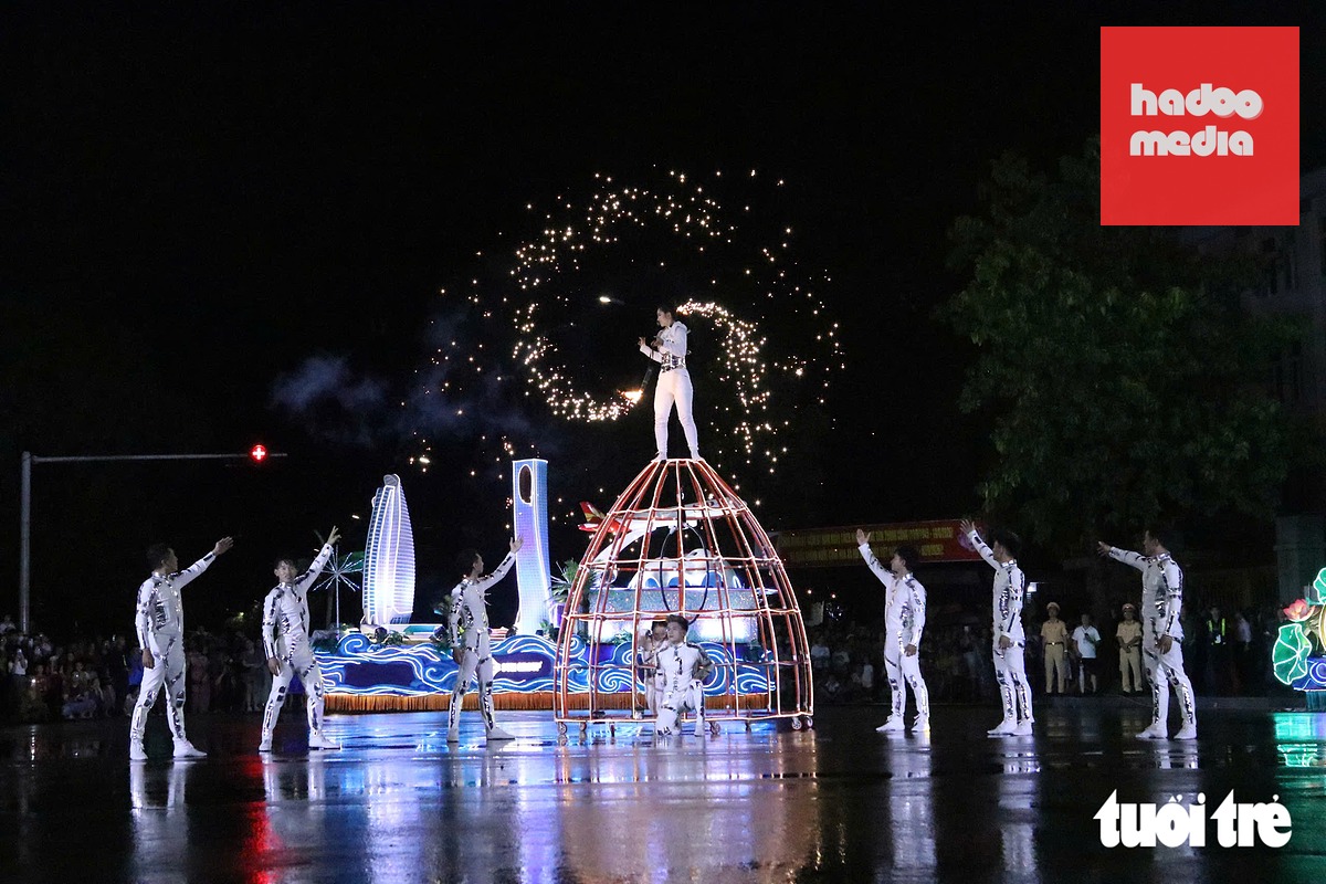 Trên toàn tuyến có ba minishow với nhiều loại hình như: malambo, vũ điệu Latin, múa hoa sen, hoa hướng dương, xiếc, tung hứng led, cà kheo, múa lửa... - Ảnh: DOÃN HÒA