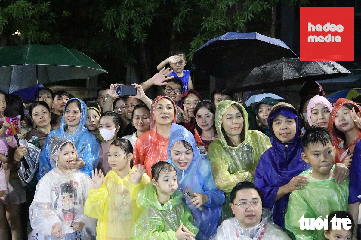 'Biển người' đội mưa xem lễ hội carnival lớn nhất Nghệ An - Ảnh 6.