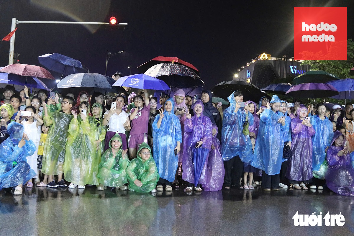 'Biển người' đội mưa xem lễ hội carnival lớn nhất Nghệ An - Ảnh 7.