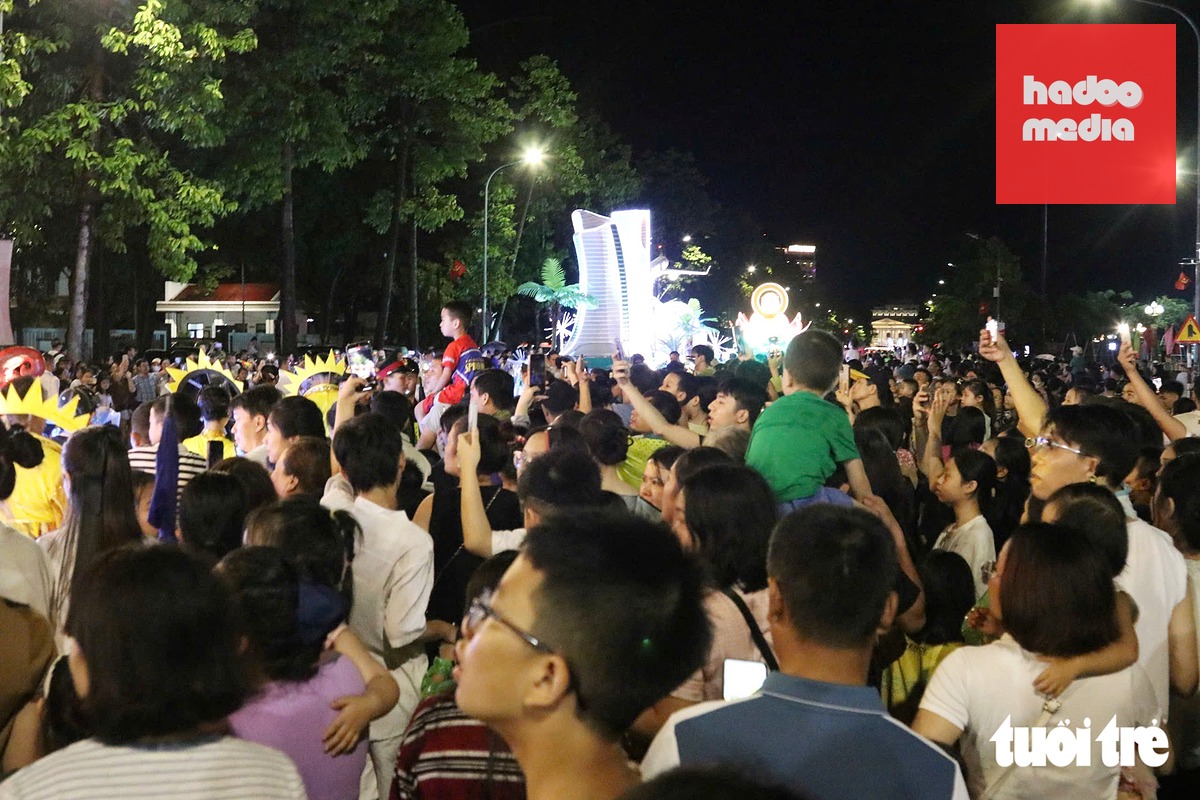 'Biển người' đội mưa xem lễ hội carnival lớn nhất Nghệ An - Ảnh 8.