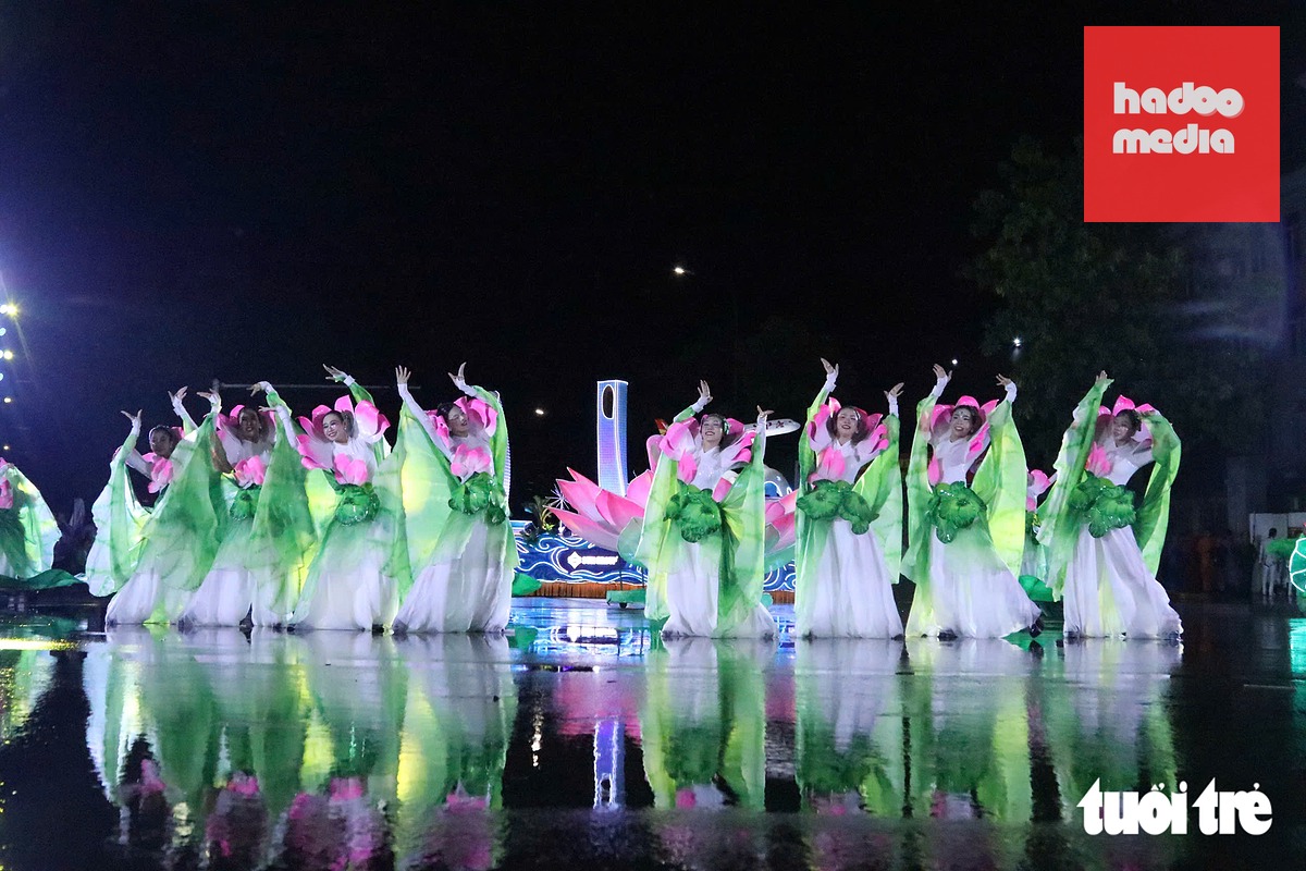 Không gian lễ hội được thiết kế theo hướng sôi động, giàu màu sắc, kết hợp các màn trình diễn nghệ thuật đường phố với những yếu tố đặc trưng của văn hóa xứ Nghệ - Ảnh: DOÃN HÒA