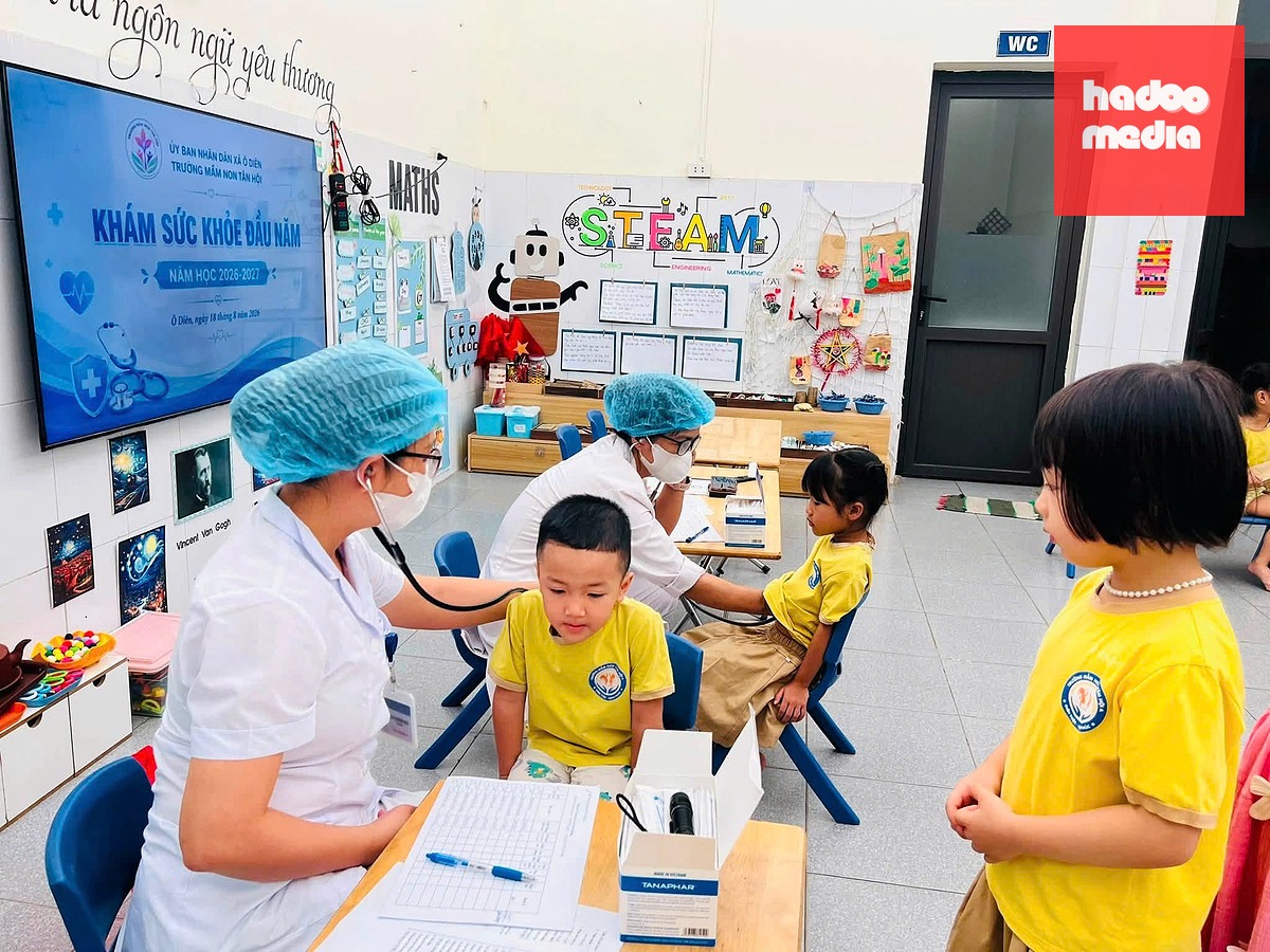 Nhân viên y tế khám sức khỏe định kỳ cho học sinh trường mầm non trên địa bàn Hà Nội - Ảnh: SỞ Y TẾ HÀ NỘI
