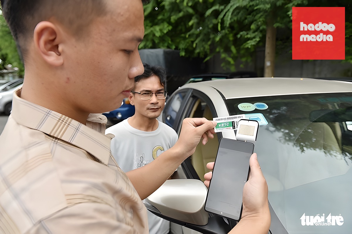 Tài xế đăng ký dán thẻ thu phí tự động VETC - Ảnh: NGỌC PHƯỢNG