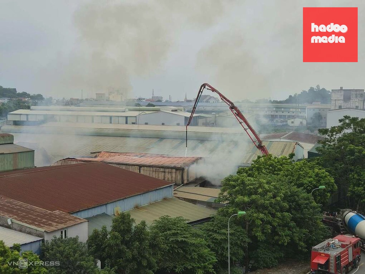 Xe phun bêtông giúp vòi rồng tiếp cận trung tâm đám cháy. Ảnh: Gia Chính