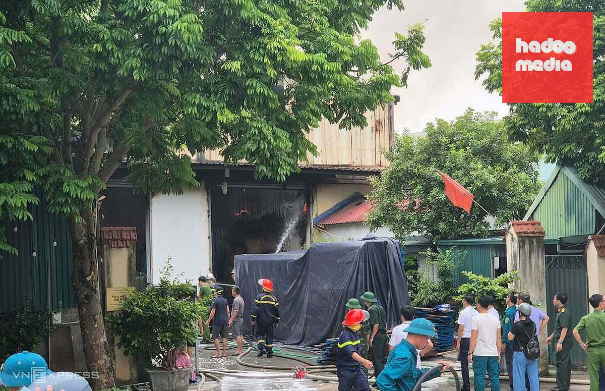 Công an, dân quân tham gia dập lửa nhà xưởng ở phường Chương Mỹ, TP Hà Nội sáng 19/8. Ảnh: Gia Chính