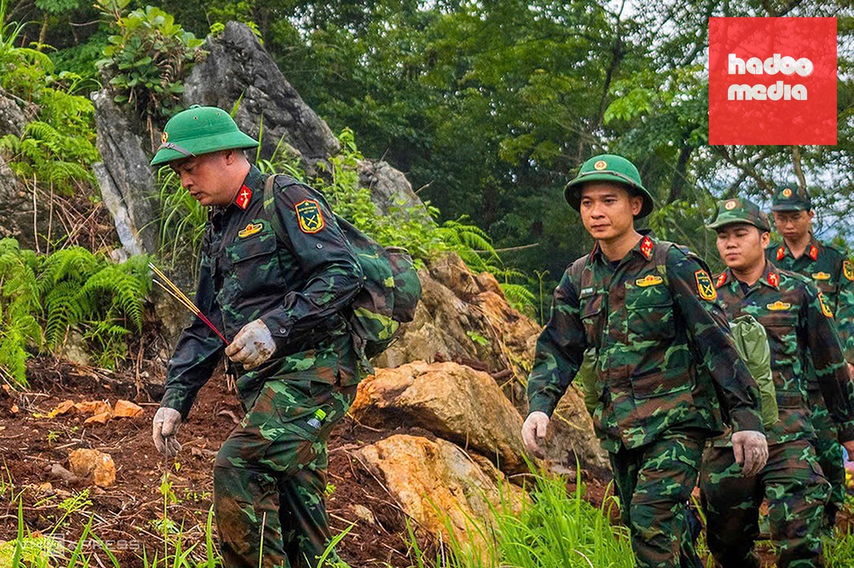 Cán bộ, chiến sĩ thuộc Bộ Chỉ huy quân sự tỉnh Tuyên Quang tìm kiếm, quy tập hài cốt liệt sĩ tại Vị Xuyên, tháng 7/2026. Ảnh: Đông Giang