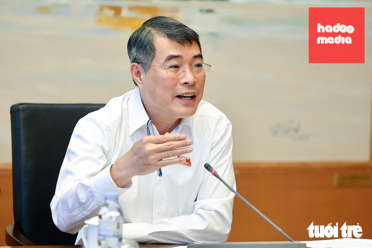 Thủ tướng Lê Minh Hưng trao đổi thảo luận tại tổ - Ảnh: NGUYỄN KHÁNH