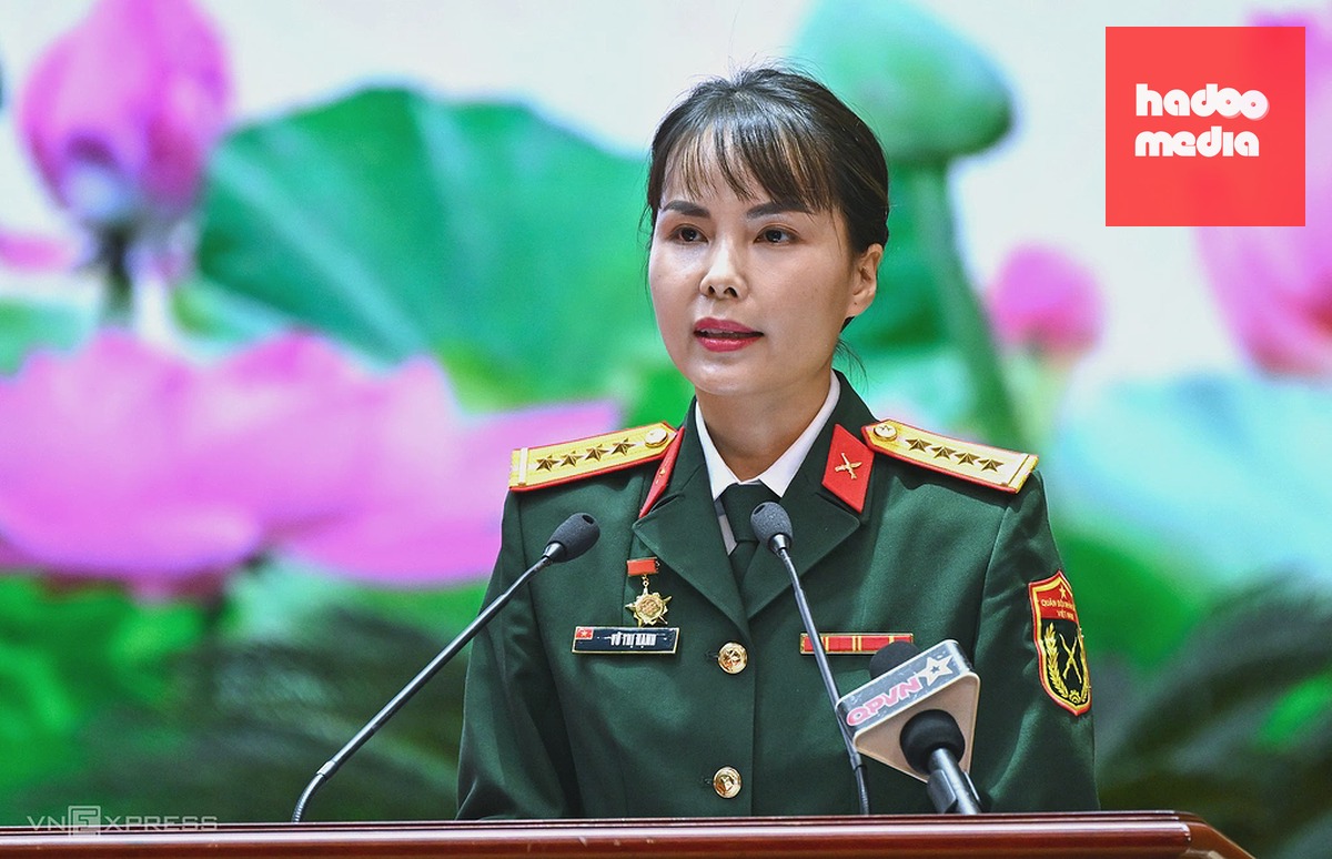 Đại úy Hạnh thay mặt nhóm tác giả đạt giải chia sẻ hành trình nghiên cứu Al chống deepfake tại lễ trao giải, ngày 19/8. Ảnh: Giang Huy