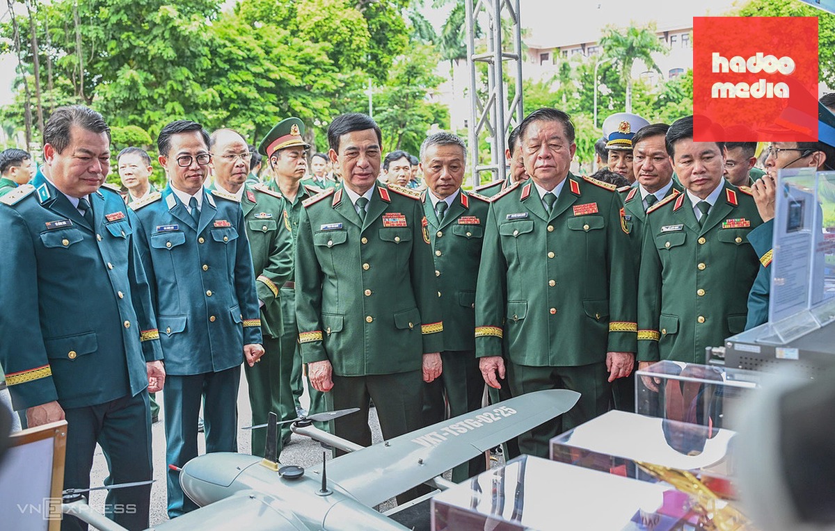 Các lãnh đạo Bộ Quốc phòng tham quan khu trưng bày sản phẩm, trang thiết bị của các đơn vị tại lễ trao giải. Ảnh: Giang Huy