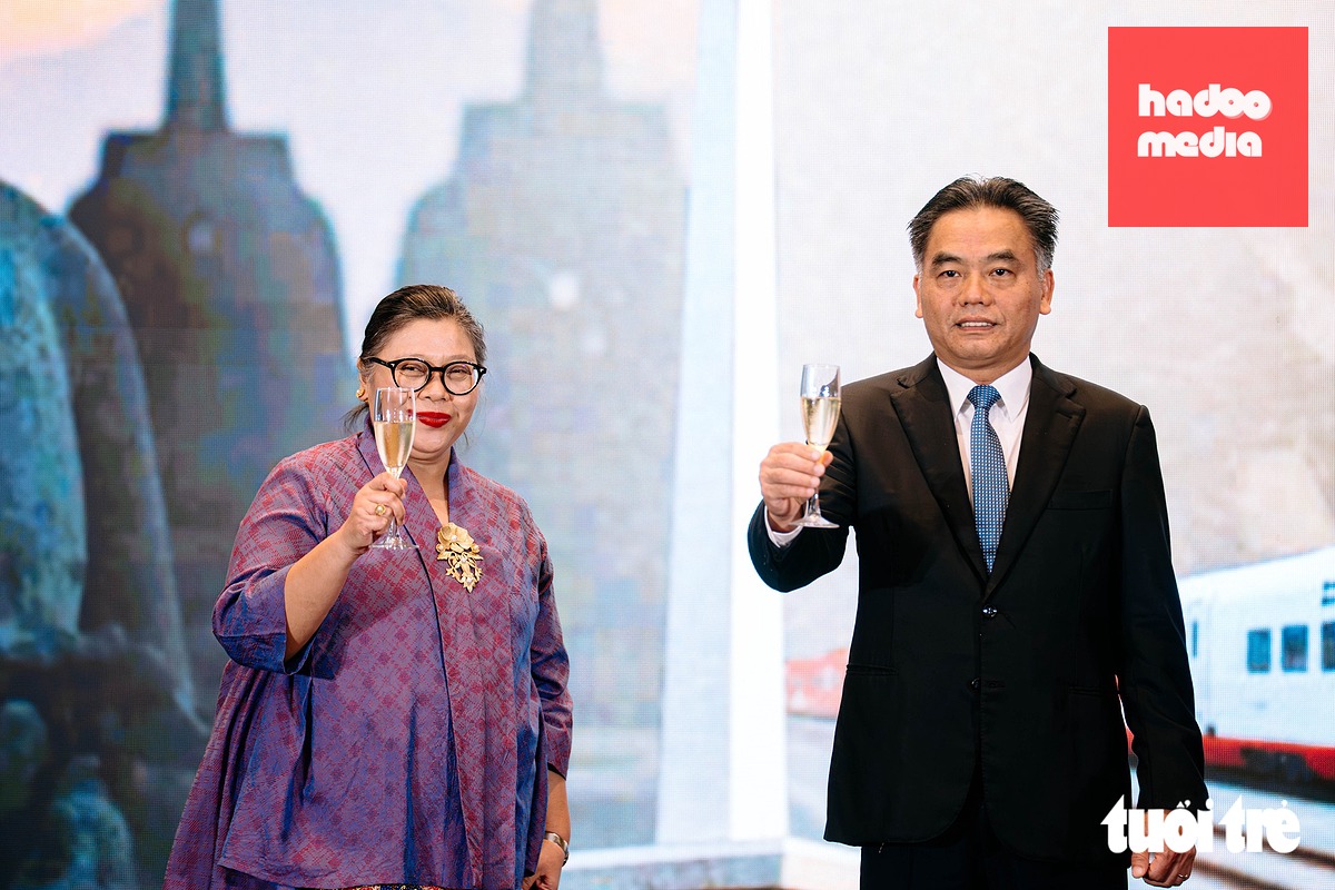 Phó chủ tịch thường trực UBND TP.HCM Nguyễn Lộc Hà và Tổng lãnh sự Indonesia tại TP.HCM Carolina Tinangon cùng chúc mừng nhân kỷ niệm 81 năm Quốc khánh Cộng hòa Indonesia - Ảnh: THANH HIỆP